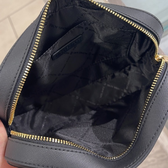 MICHAEL KORS
Jet Set Large EW Zip Chain XBody Crossbody Bag
Black Multi - Picture 2 of 4